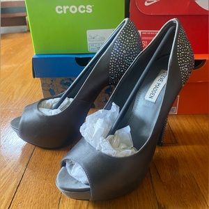 Steve Madden Size 8 Grey Satin Open-Toe Platform Heel
